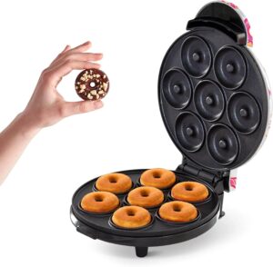 La máquina para hacer mini donas Dash, una herramienta imprescindible en la cocina, mostrando cómo crea deliciosas donas caseras en poco tiempo. La máquina de mini donas Dash, con su diseño compacto y fácil de usar, se destaca en la encimera mientras prepara donas perfectas. Además, la maquina para donas marca Dash es ideal para quienes buscan deleitar a sus seres queridos con donitas recién hechas y sabrosas.