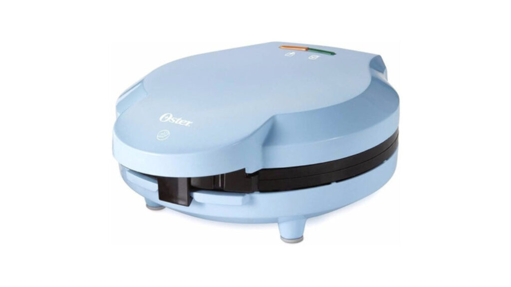 En esta imagen, vemos la versátil máquina de donas Oster en primer plano, destacando su capacidad para crear tanto mini donas como donas de tamaño regular. La máquina para donas Oster es fácil de usar, y su diseño compacto facilita su almacenamiento. Con la Oster maquina de donas y las recetas incluidas, podrás preparar deliciosos postres, como mini donuts, cupcakes y pastelitos. Además, la máquina para hacer mini donas Oster tiene un precio accesible, lo que la convierte en una opción ideal para cualquier hogar. Algunos de los accesorios que se muestran junto a la máquina de mini donas Oster incluyen una waflera y un donut maker, lo que demuestra la versatilidad de los productos Oster.